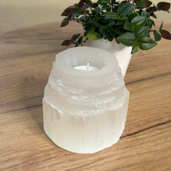 Selenit Bjergside Fyrfadsstage Smukke fyrfads Lysestager i Selenit. ca. 8,5 x 8,5 cm ca. 700g Billedet er af en tilfældig og det er derfor ikke netop denne der bliver leveret. Nogle har et glattere finish end andre. Der kan desuden være små farveforskelle i Selenitten.