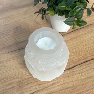 Selenit Bjergside Fyrfadsstage Smukke fyrfads Lysestager i Selenit. ca. 8,5 x 8,5 cm ca. 700g Billedet er af en tilfældig og det er derfor ikke netop denne der bliver leveret. Nogle har et glattere finish end andre. Der kan desuden være små farveforskelle i Selenitten.