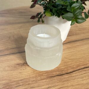 Selenit Bjergside Fyrfadsstage Smukke fyrfads Lysestager i Selenit. ca. 8,5 x 8,5 cm ca. 700g Billedet er af en tilfældig og det er derfor ikke netop denne der bliver leveret. Nogle har et glattere finish end andre. Der kan desuden være små farveforskelle i Selenitten.