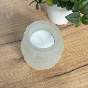 Selenit Bjergside Fyrfadsstage Smukke fyrfads Lysestager i Selenit. ca. 8,5 x 8,5 cm ca. 700g Billedet er af en tilfældig og det er derfor ikke netop denne der bliver leveret. Nogle har et glattere finish end andre. Der kan desuden være små farveforskelle i Selenitten.