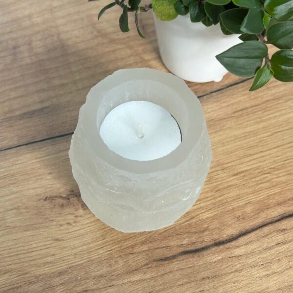 Selenit Bjergside Fyrfadsstage Smukke fyrfads Lysestager i Selenit. ca. 8,5 x 8,5 cm ca. 700g Billedet er af en tilfældig og det er derfor ikke netop denne der bliver leveret. Nogle har et glattere finish end andre. Der kan desuden være små farveforskelle i Selenitten.