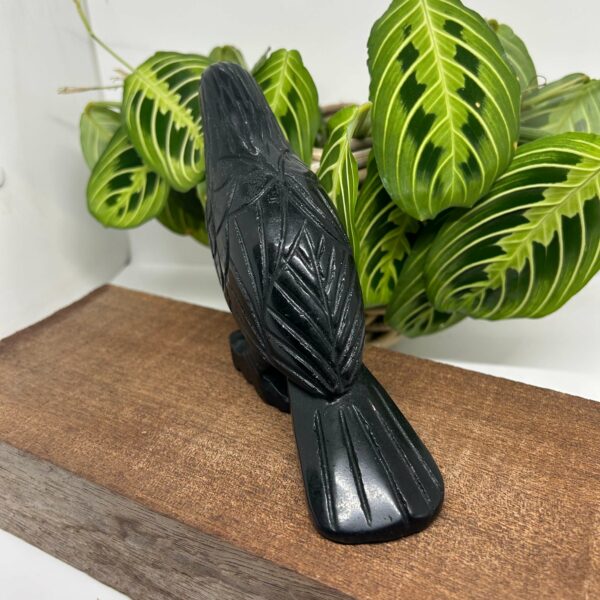 Krage Obsidian Smukt udskåret figur