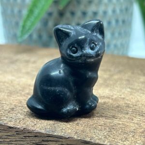 Kat Siddende Sort Obsidian