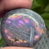 Labradorit Pink/Lilla Flash Mini Palmstone