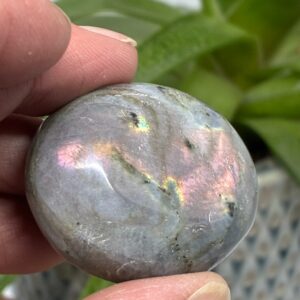 Labradorit Pink/Lilla Flash Mini Palmstone