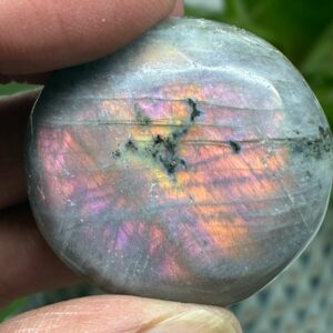Labradorit Pink/Lilla Flash Mini Palmstone