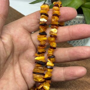 Lækker Rav Splitkæde i et lækkert mix af ravfarver.