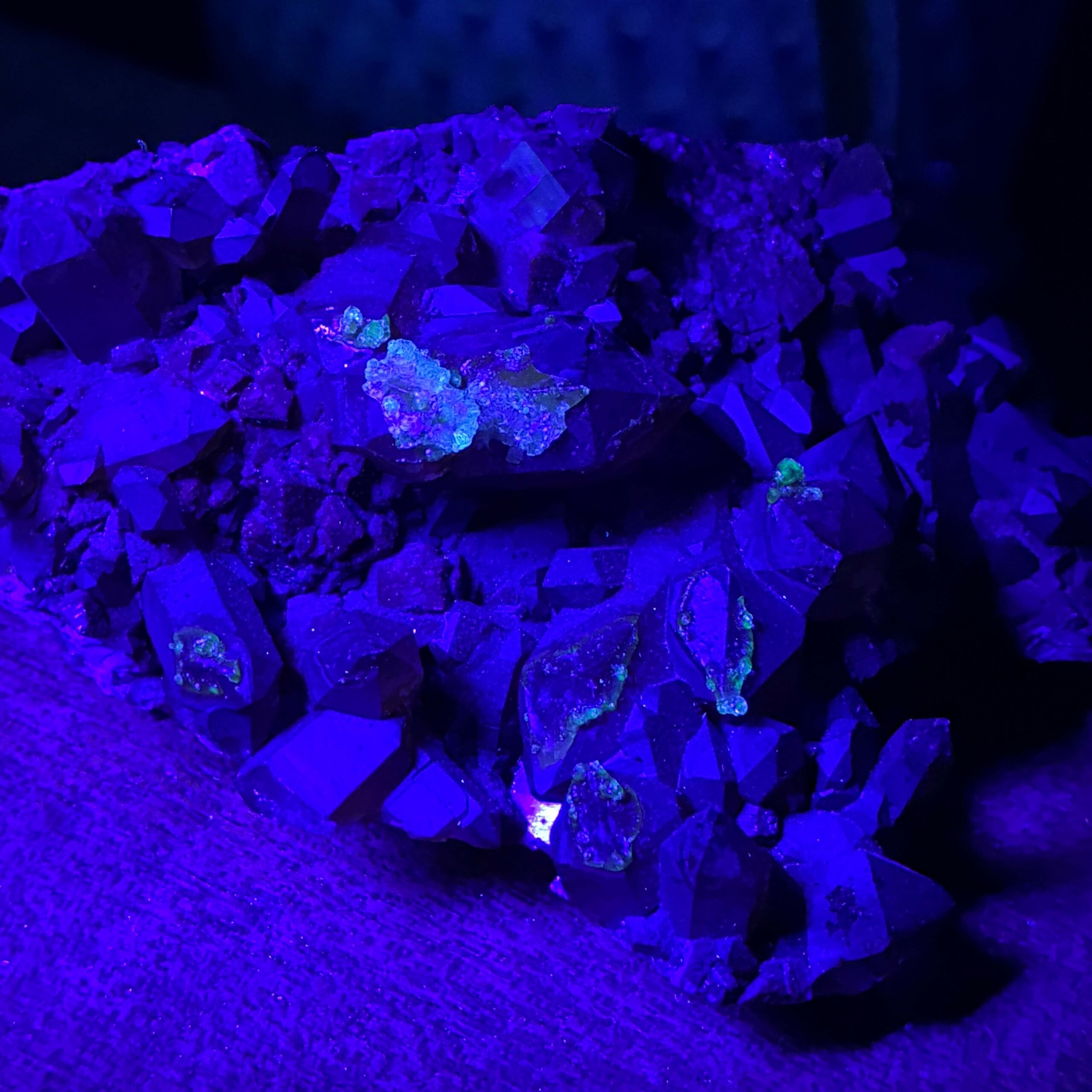 Hyalit Opal på Røgkvarts Klynge