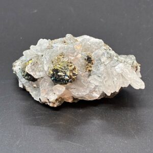 Calsit Chalcopyrit og kvarts Råstykke