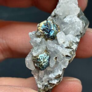 Calsit Chalcopyrit og kvarts Råstykke