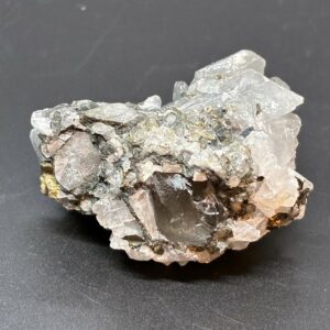 Calsit Chalcopyrit og kvarts Råstykke