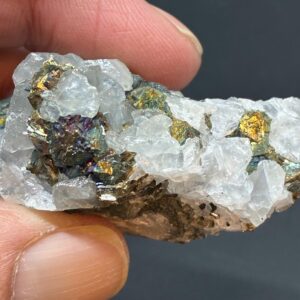 Calsit Chalcopyrit og kvarts Råstykke