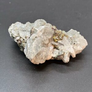 Calsit Chalcopyrit og kvarts Råstykke