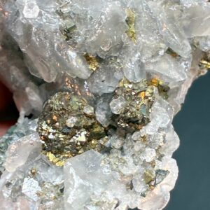 Calsit Chalcopyrit og kvarts Råstykke