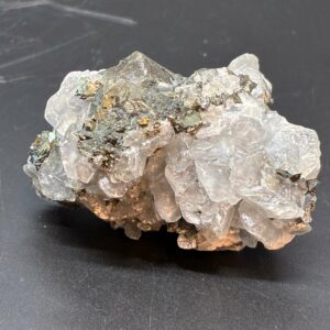 Calsit Chalcopyrit og kvarts Råstykke