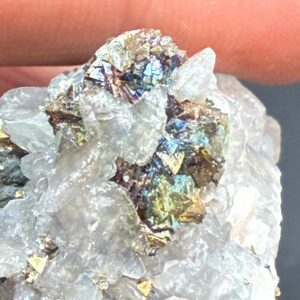 Calsit Chalcopyrit og kvarts Råstykke