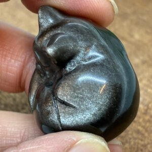 Kat Liggende Sølv Obsidian