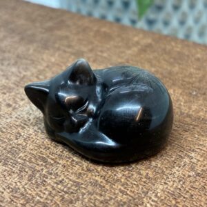 Kat Liggende Sølv Obsidian