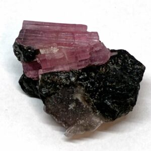 Pink Turmalin på Sort Turmalin