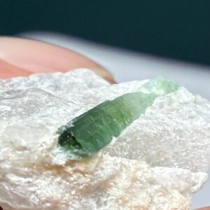 Grøn Turmalin på Kvarts