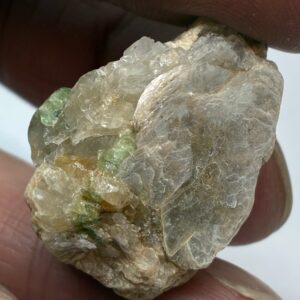 Grøn Turmalin på Kvarts/Mica