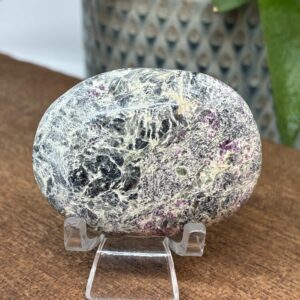 Rubin og Grøn Turmalin i Matrix Palmstone