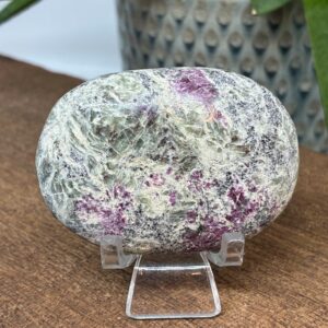 Rubin og Grøn Turmalin i Matrix Palmstone