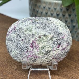 Rubin og Grøn Turmalin i Matrix Palmstone