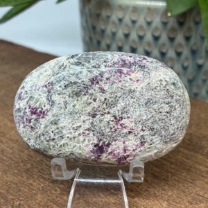 Rubin og Grøn Turmalin i Matrix Palmstone