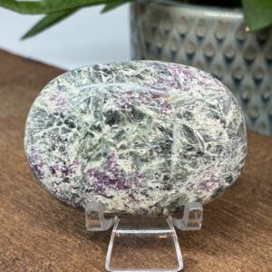 Rubin og Grøn Turmalin i Matrix Palmstone