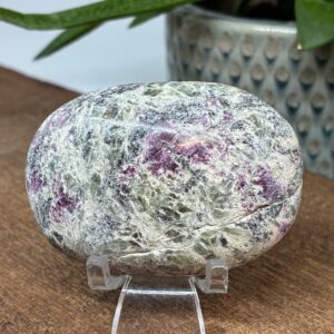 Rubin og Grøn Turmalin i Matrix Palmstone