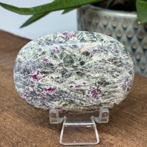 Rubin og Grøn Turmalin i Matrix Palmstone