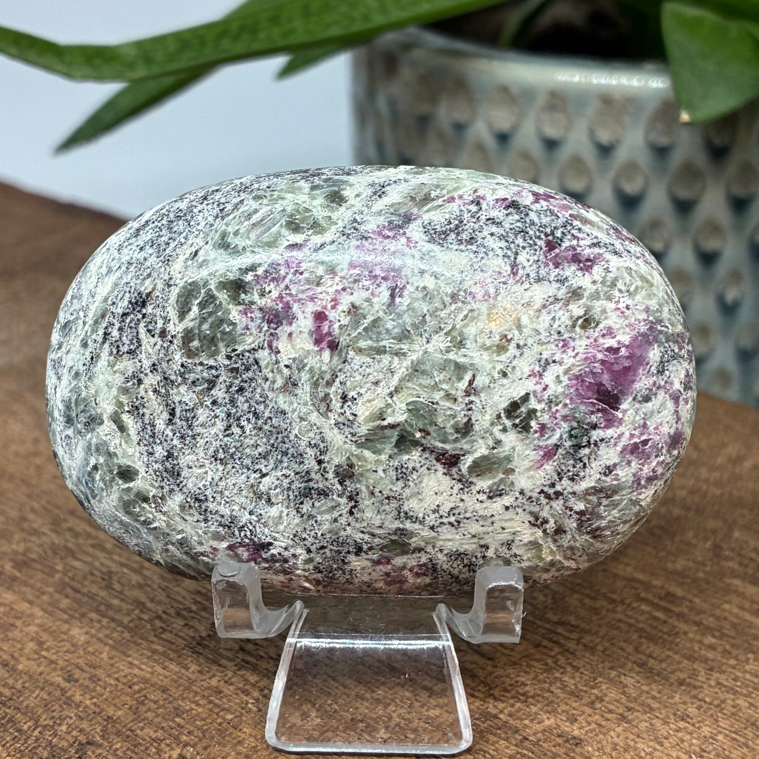 Rubin og Grøn Turmalin i Matrix Palmstone