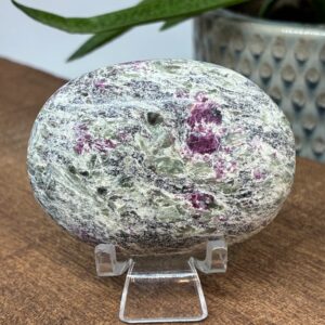 Rubin og Grøn Turmalin i Matrix Palmstone