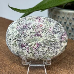 Rubin og Grøn Turmalin i Matrix Palmstone