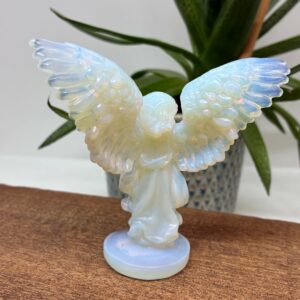 Detaljeret Engel med vingefang Opalit