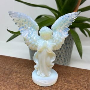Detaljeret Engel med vingefang Opalit
