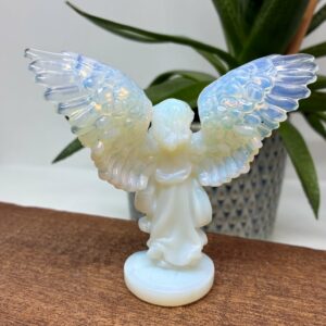 Detaljeret Engel med vingefang Opalit