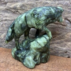 Ulv på Klippestykke Grøn Jade